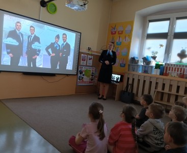 Na zdjęciu dzieci podczas spotkania ze stewardessą - powiększ