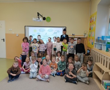 Zdjęcie grupowe z panią Julią - stewardessą linii lotniczych Enter Air - powiększ