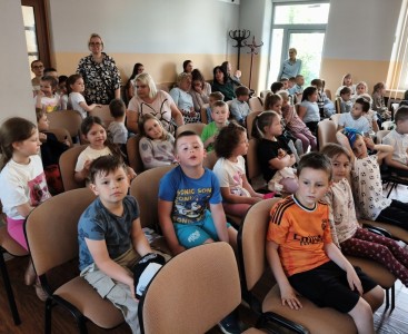 Zdjęcie przedstawia dzieci podczas Dnia Otwartego w Szkole Muzycznej w Strzelcach Opolskich. - powiększ