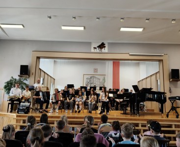 Zdjęcie przedstawia prezentację instrumentów muzycznych podczas Dnia Otwartego w Szkole Muzycznej. - powiększ