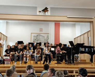 Zdjęcie przedstawia prezentację instrumentów muzycznych podczas Dnia Otwartego w Szkole Muzycznej. - powiększ