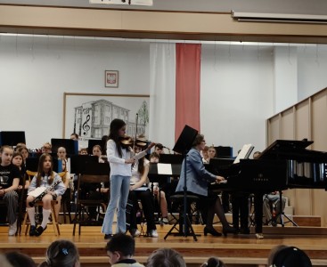 Zdjęcie przedstawia prezentację instrumentów muzycznych podczas Dnia Otwartego w Szkole Muzycznej. - powiększ