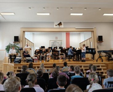 Zdjęcie przedstawia prezentację instrumentów muzycznych podczas Dnia Otwartego w Szkole Muzycznej. - powiększ