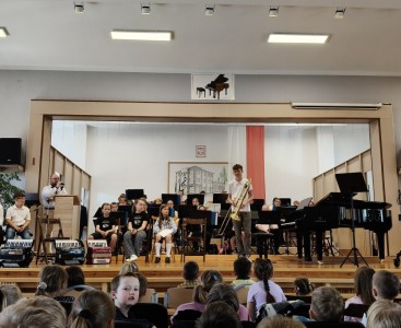 Zdjęcie przedstawia prezentację instrumentów muzycznych podczas Dnia Otwartego w Szkole Muzycznej. - powiększ