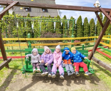 Zdjęcie przedstawia dzieci podczas wyjazdu do hodowli alpak w Kotulinie. - powiększ