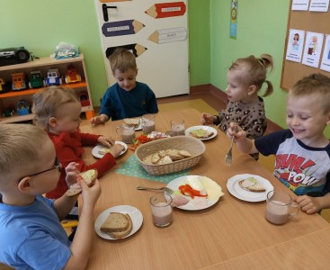 Na zdjęciu dzieci podczas 'Zdrowego Śniadania' - powiększ