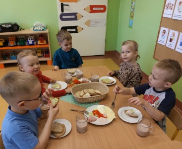 Na zdjęciu dzieci podczas 'Zdrowego Śniadania' - powiększ