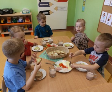 Na zdjęciu dzieci podczas 'Zdrowego Śniadania' - powiększ