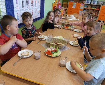 Na zdjęciu dzieci podczas 'Zdrowego Śniadania' - powiększ