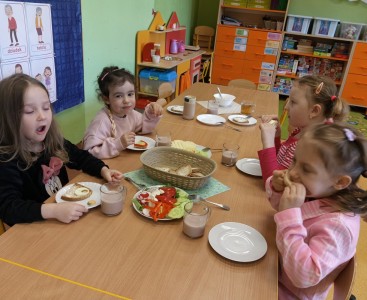 Na zdjęciu dzieci podczas 'Zdrowego Śniadania' - powiększ