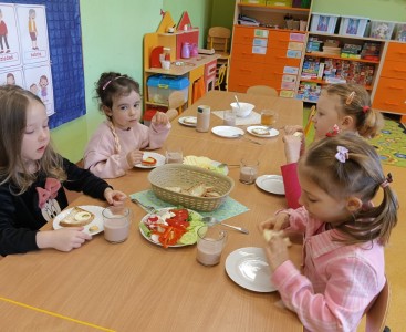 Na zdjęciu dzieci podczas 'Zdrowego Śniadania' - powiększ