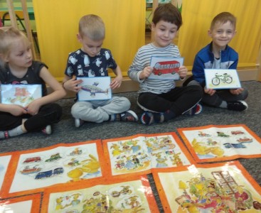 Zdjęcie przedstawia dzieci z grupy Puchatki, które poznają niemieckie nazwy środków lokomocji. - powiększ