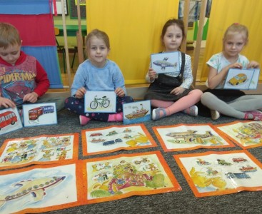 Zdjęcie przedstawia dzieci z grupy Biedronki, które poznają niemieckie nazwy środków lokomocji. - powiększ