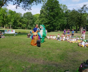 Zdjęcie przedstawia uczestników pikniku ekologicznego. - powiększ