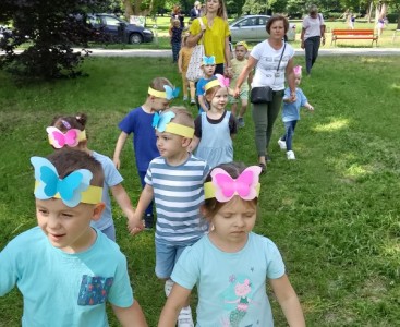 Zdjęcie przedstawia dzieci podczas spaceru w Parku Renardów. - powiększ