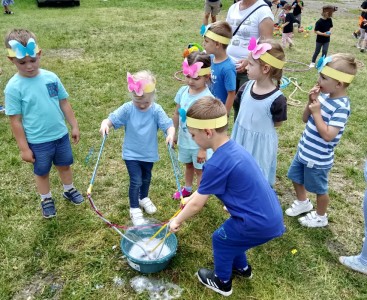 Zdjęcie przedstawia atrakcje dla dzieci podczas pikniku ekologicznego. - powiększ