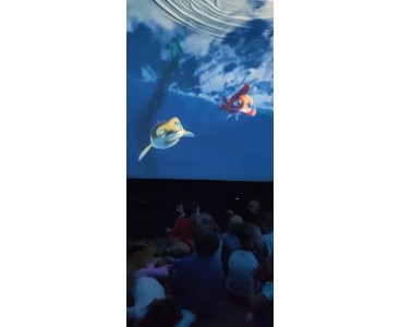 Zdjęcie przedstawia dzieci w trakcie seansu filmowego 'Oceanarium'. - powiększ