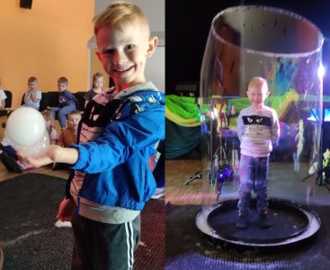 Zdjęcie przedstawia dziecko podczas Bubble Show - powiększ