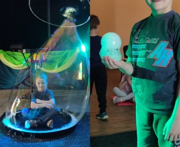 Zdjęcie przedstawia dziecko podczas Bubble Show - powiększ