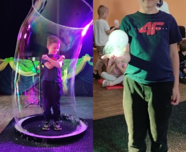 Zdjęcie przedstawia dziecko podczas Bubble Show - powiększ