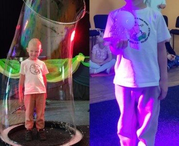 Zdjęcie przedstawia dziecko podczas Bubble Show - powiększ