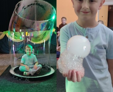 Zdjęcie przedstawia dziecko podczas Bubble Show - powiększ