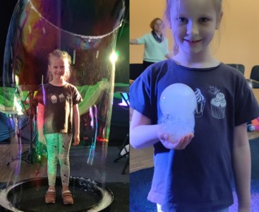 Zdjęcie przedstawia dziecko podczas Bubble Show - powiększ