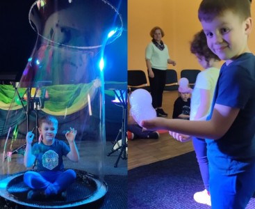 Zdjęcie przedstawia dziecko podczas Bubble Show - powiększ