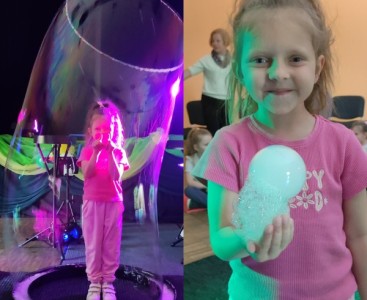 Zdjęcie przedstawia dziecko podczas Bubble Show - powiększ