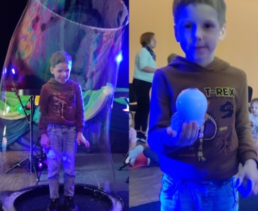 Zdjęcie przedstawia dziecko podczas Bubble Show - powiększ