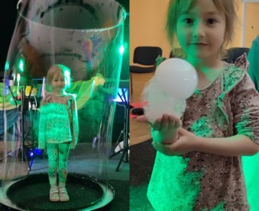 Zdjęcie przedstawia dziecko podczas Bubble Show - powiększ
