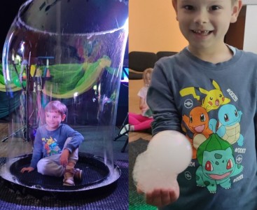Zdjęcie przedstawia dziecko podczas Bubble Show - powiększ