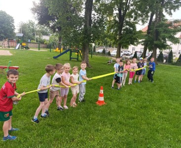 Zdjęcie prezentuje grupę Biedronek podczas konkurencji sportowej.   - powiększ