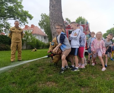Zdjęcie prezentuje grupę Biedronek podczas konkurencji sportowej.   - powiększ