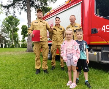 Zdjęcie prezentuje dzieci z grupy Biedronek z zaproszonymi gośćmi. - powiększ