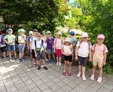 Zdjęcie prezentuje grupę Biedronek podczas wycieczki do opolskiego Zoo.  - powiększ