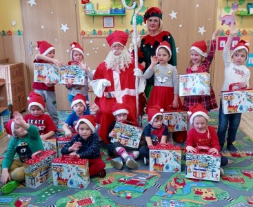 Na zdjęciu dzieci z grupy Biedronek podczas spotkania ze Świętym Mikołajem  - powiększ