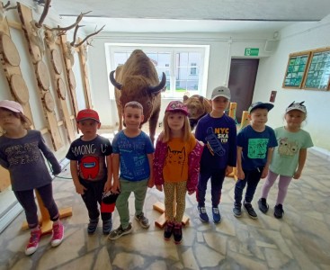 Na zdjęciu dzieci zwiedzają Izbę Leśno-Przyrodniczą. - powiększ