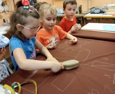 Dzieci sprawdzają  co zrobić w przypadku pomyłki. - powiększ