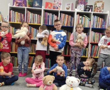 Na zdjęciu cała grupa Biedronek z Pluszowymi Misiami.  - powiększ