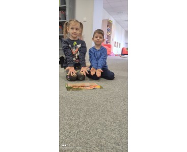 Na zdjęciu ukazano dzieci układające puzzle ,,Misiowe rodzinki'. - powiększ