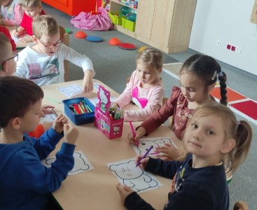 Na zdjęciu dzieci projektują swojego misia.  - powiększ