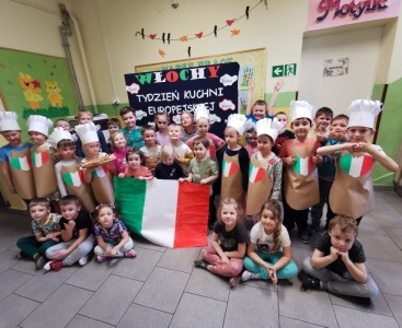 Zdjęcie grupowe dzieci z okazji Tygodnia Kuchni Europejskiej. - powiększ