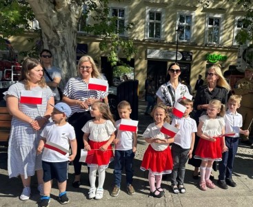 Zdjęcie przedstawia delegację z PP4 w trakcie uroczystości obchodów Dnia Flagi Narodowej - powiększ