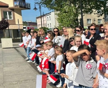 Zdjęcie przedstawia delegację z PP4 w trakcie uroczystości obchodów Dnia Flagi Narodowej - powiększ
