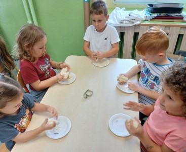 Na zdjęciu dzieci podczas zabawy masą solną - powiększ