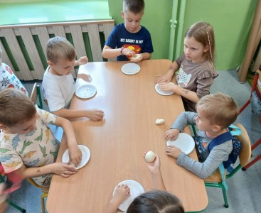 Na zdjęciu dzieci podczas zabawy masą solną - powiększ
