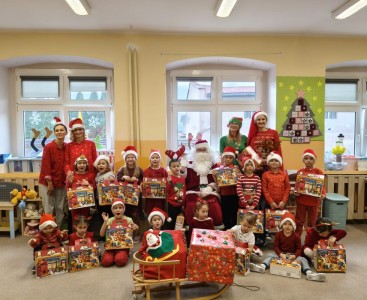 Zdjęcie grupowe z Mikołajem i Elfem - powiększ