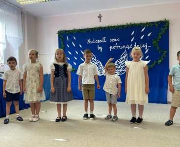 Zdjęcie przedstawia dzieci w trakcie występu.  - powiększ