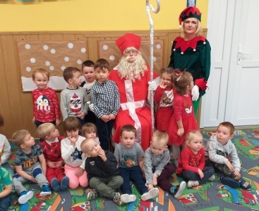 Na zdjęciu dzieci z grupy Smerfów podczas spotkania ze Świętym Mikołajem  - powiększ